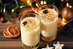 Come fare l’eggnog, la ricetta della bevanda natalizia americana