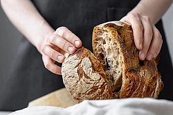 Perché non si mette il pane capovolto a tavola?