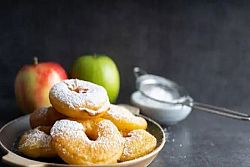 Frittelle di mele vegan: la ricetta della nonna è buona sempre