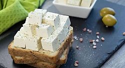 Si può fare la feta greca vegana? Certo! Ecco la ricetta con il tofu