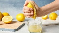 5 motivi per cui dovresti bere acqua e limone ogni giorno